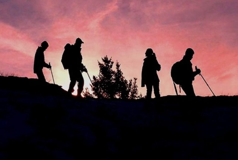 famille faisant une randonnées nocturene